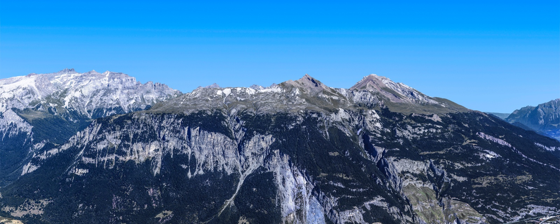 Blick von der gegenüberliegenden Seite auf das Calanda Massiv
