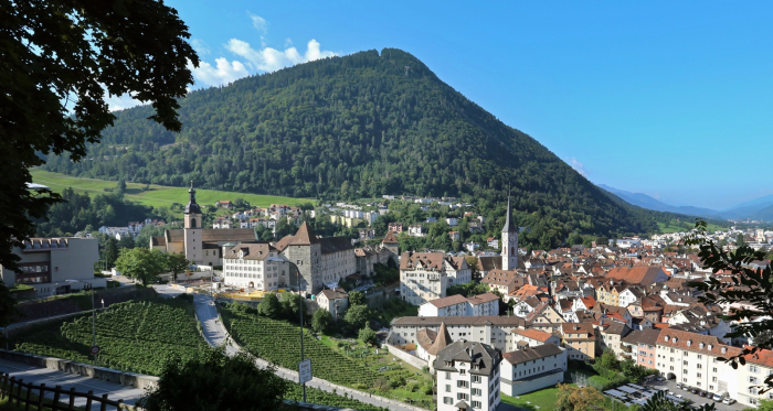 Churer Altstadt mit Hausberg Brambrüesch im Hintergrund Churer Altstadt mit Hausberg Brambrüesch im Hintergrund