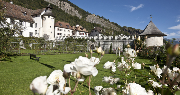 Schloss Haldenstein mit prächtigem Schlossgarten Schloss Haldenstein mit prächtigem Schlossgarten