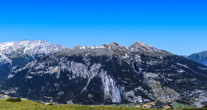 Blick von der gegenüberliegenden Seite auf das Calanda Massiv Blick von der gegenüberliegenden Seite auf das Calanda Massiv