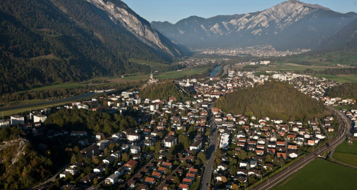 Domat/Ems mit Tumas und Blick ins Rheintal bis Chur Domat/Ems mit Tumas und Blick ins Rheintal bis Chur