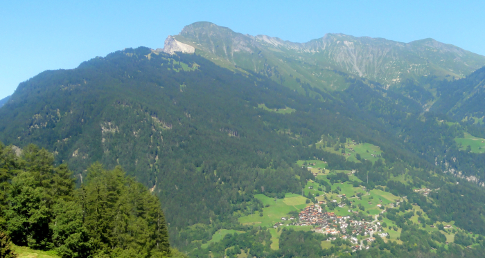 Blick auf Maladers und den Montalin - das Fürhörnli liegt direkt bei der Baumgrenze