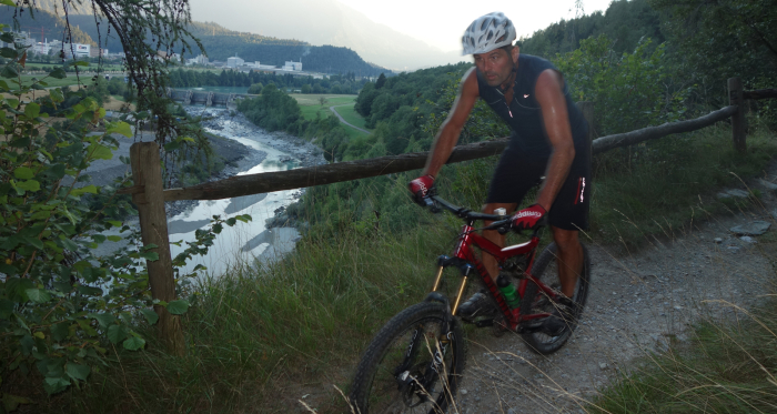 Trail mit Blick auf den Rhein Trail mit Blick auf den Rhein