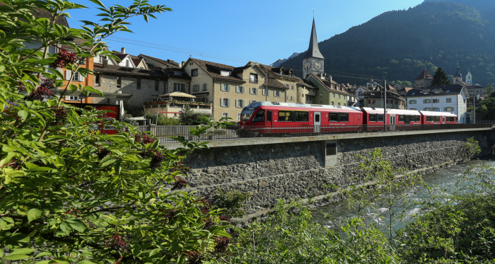 Die Arosabahn fährt durch Chur