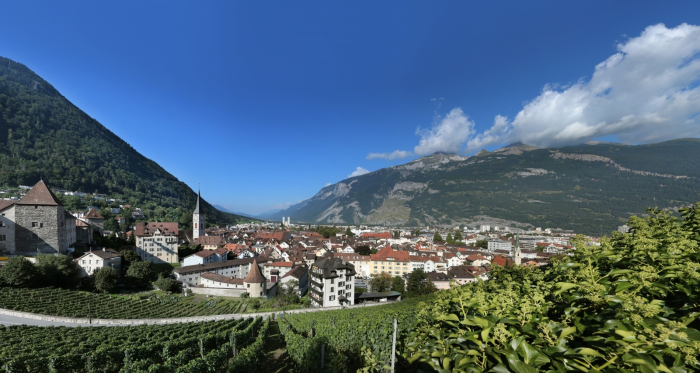 Alpenstadt Chur mit den Hausbergen Brambrüesch (links) und Calanda (rechts)
