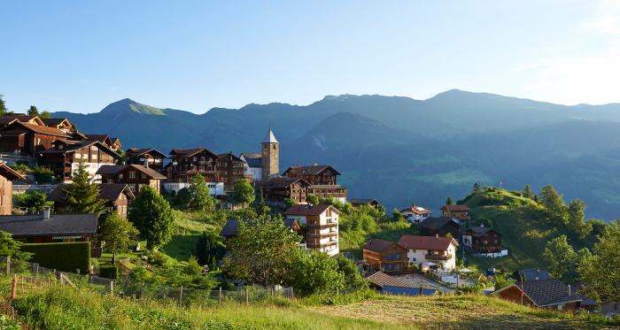 Direkt Unterhalb des Dorfes liegt der Aussichtshügel "Büel".