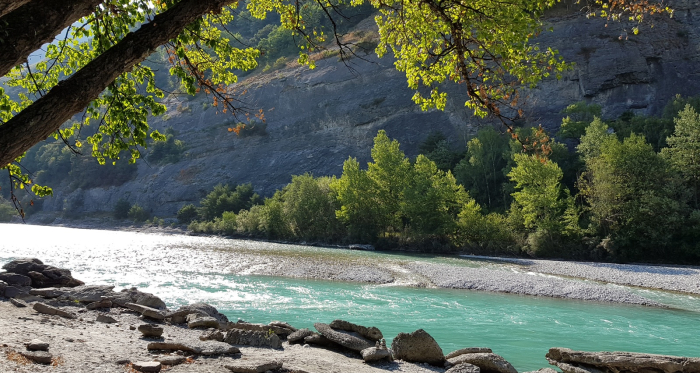 Bucht am Alpenrhein am Rande der Stadt Chur