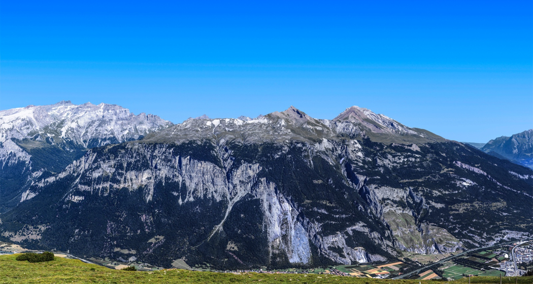 Blick von der gegenüberliegenden Seite auf das Calanda Massiv Blick von der gegenüberliegenden Seite auf das Calanda Massiv