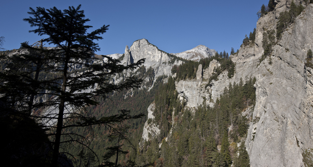 Blick zurück auf den legendären Kunkelspass Blick zurück auf den legendären Kunkelspass