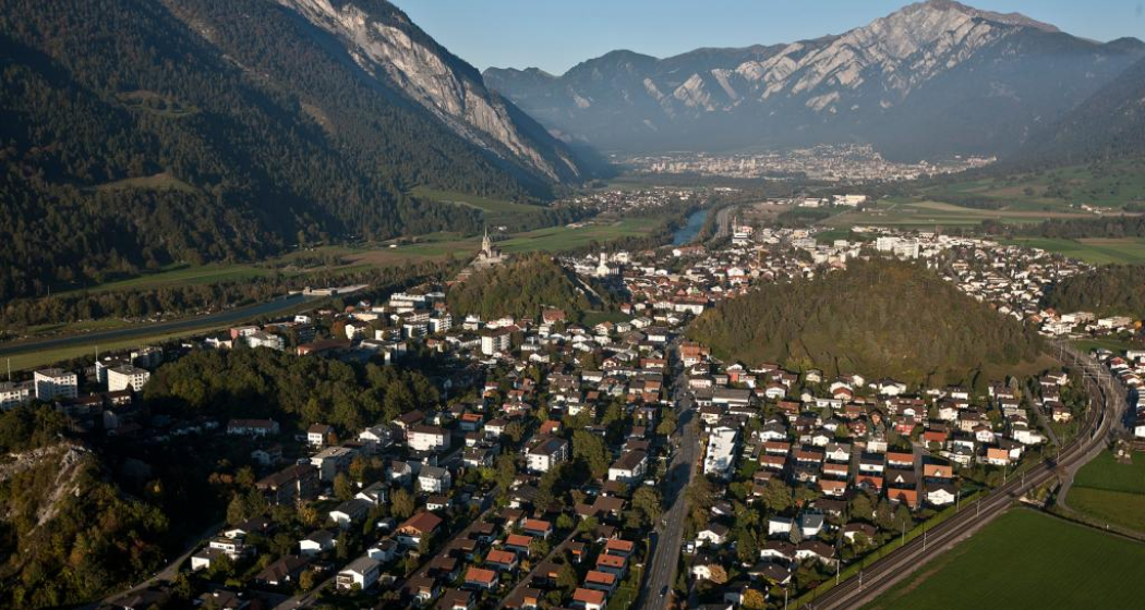 Domat/Ems mit Tumas und Blick ins Rheintal bis Chur Domat/Ems mit Tumas und Blick ins Rheintal bis Chur