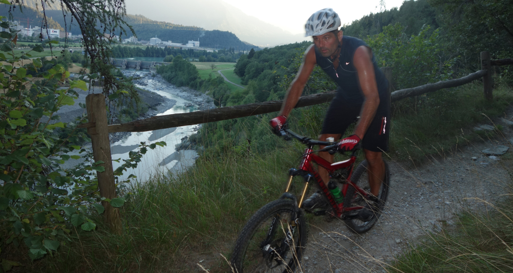 Trail mit Blick auf den Rhein Trail mit Blick auf den Rhein