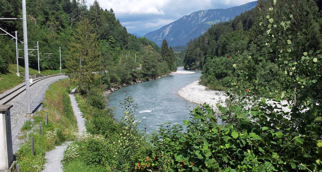 Wanderung zwischen Bahngleis und Rheinfluss Wanderung zwischen Bahngleis und Rheinfluss