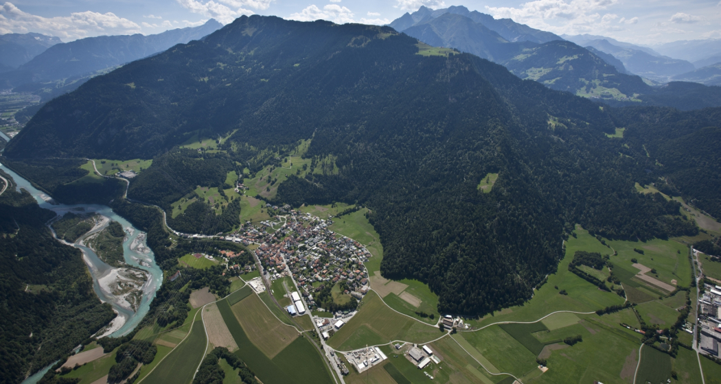 Rhäzüns mit dem Hinterrhein Rhäzüns mit dem Hinterrhein