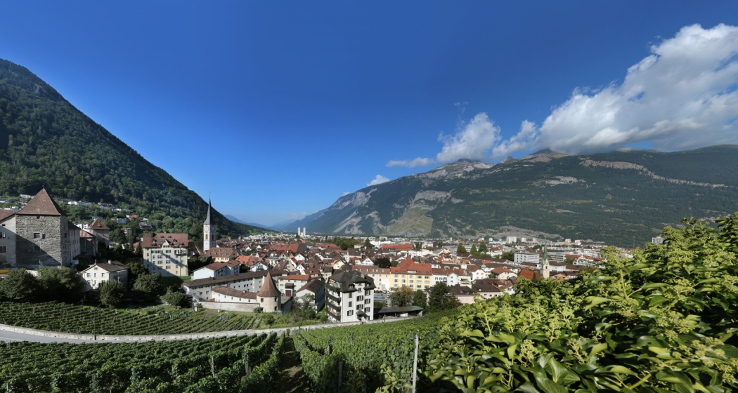 Alpenstadt Chur mit den Hausbergen Brambrüesch (links) und Calanda (rechts) Alpenstadt Chur mit den Hausbergen Brambrüesch (links) und Calanda (rechts)