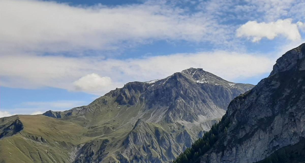 Das Aroser Weisshorn mit der Station der Luftseilbahn Arosa-Weisshorn als Ziel dieser Wanderung. Das Aroser Weisshorn mit der Station der Luftseilbahn Arosa-Weisshorn als Ziel dieser Wanderung.