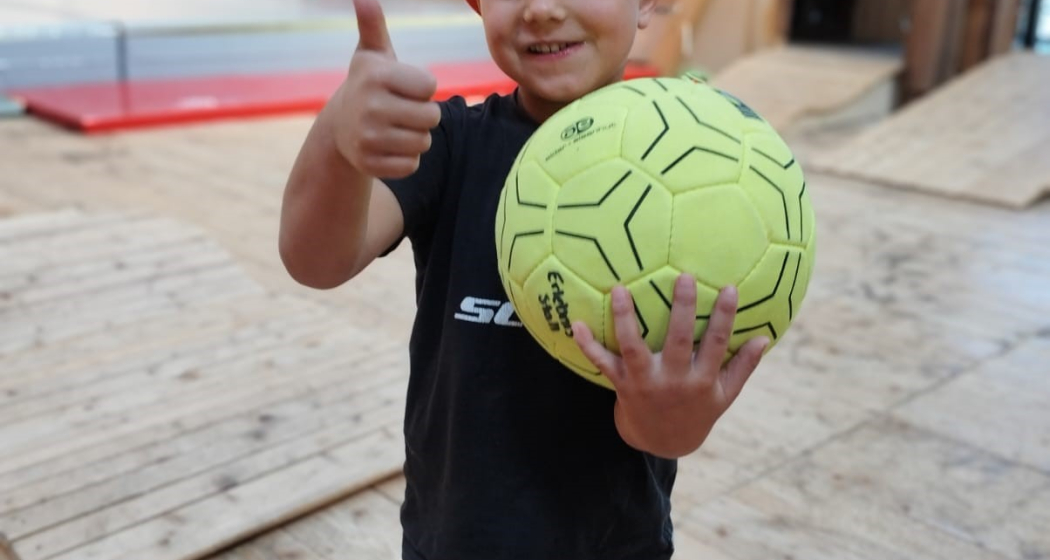 Kind mit Ball Kind mit Ball