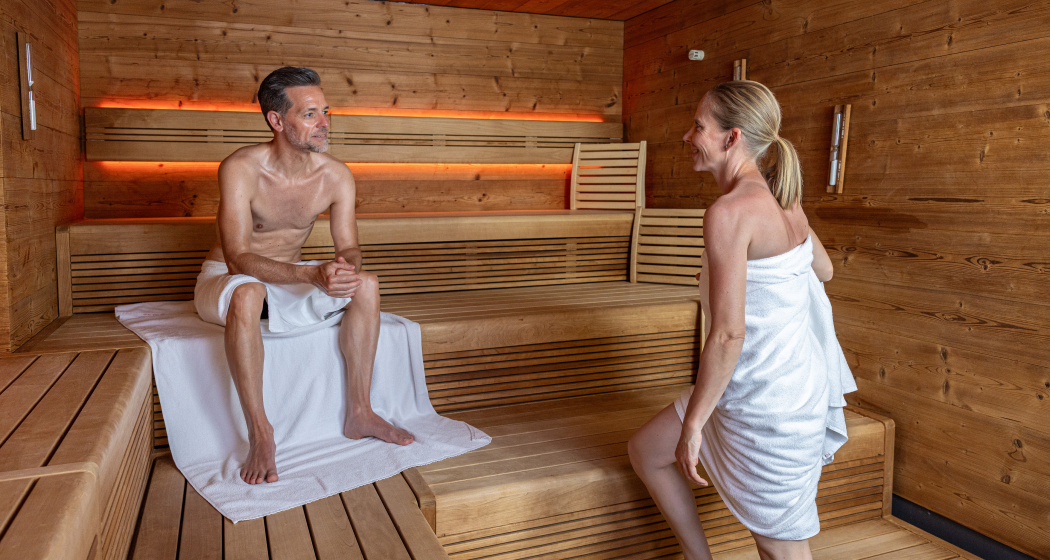 Genuss in der gemischten Sauna