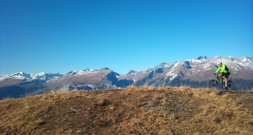 Rhäzünser Alp mit Blick zur gegenüberliegenden Flimser Bergwelt