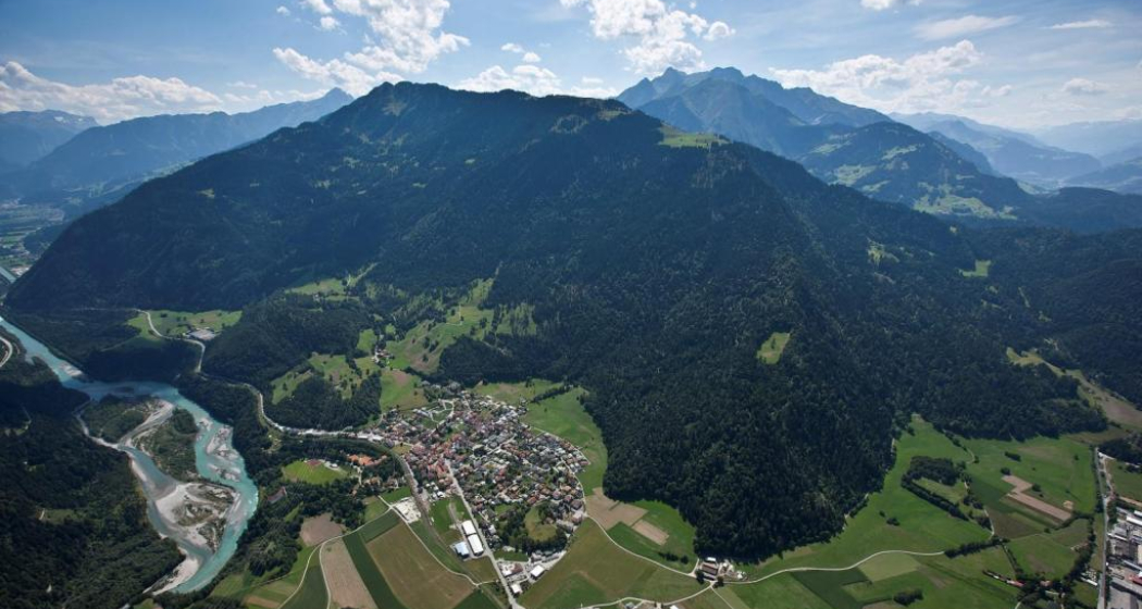 Blick auf Rhäzüns mit der Rhäzünser Alp oberhalb