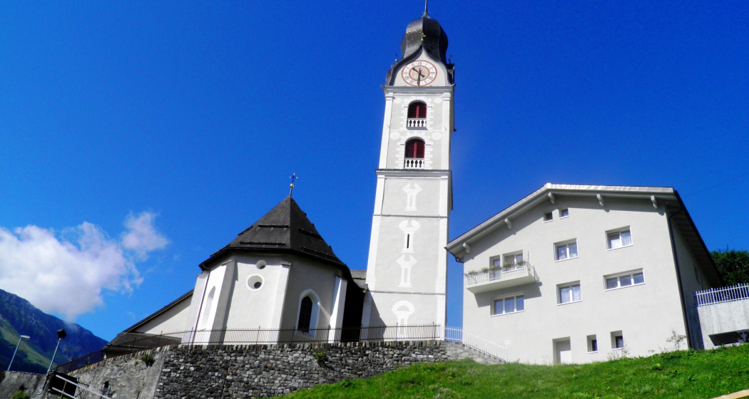 Sumvitg mit seiner von weither sichtbaren Kirche