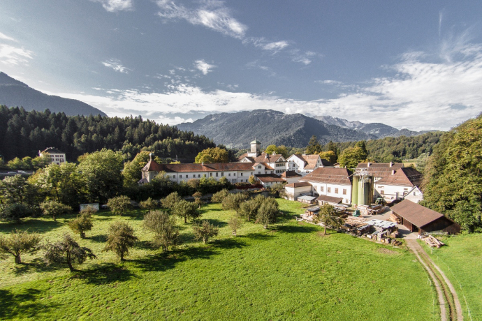 Weinbau von Tscharner · Schloss Reichenau Weinbau von Tscharner · Schloss Reichenau