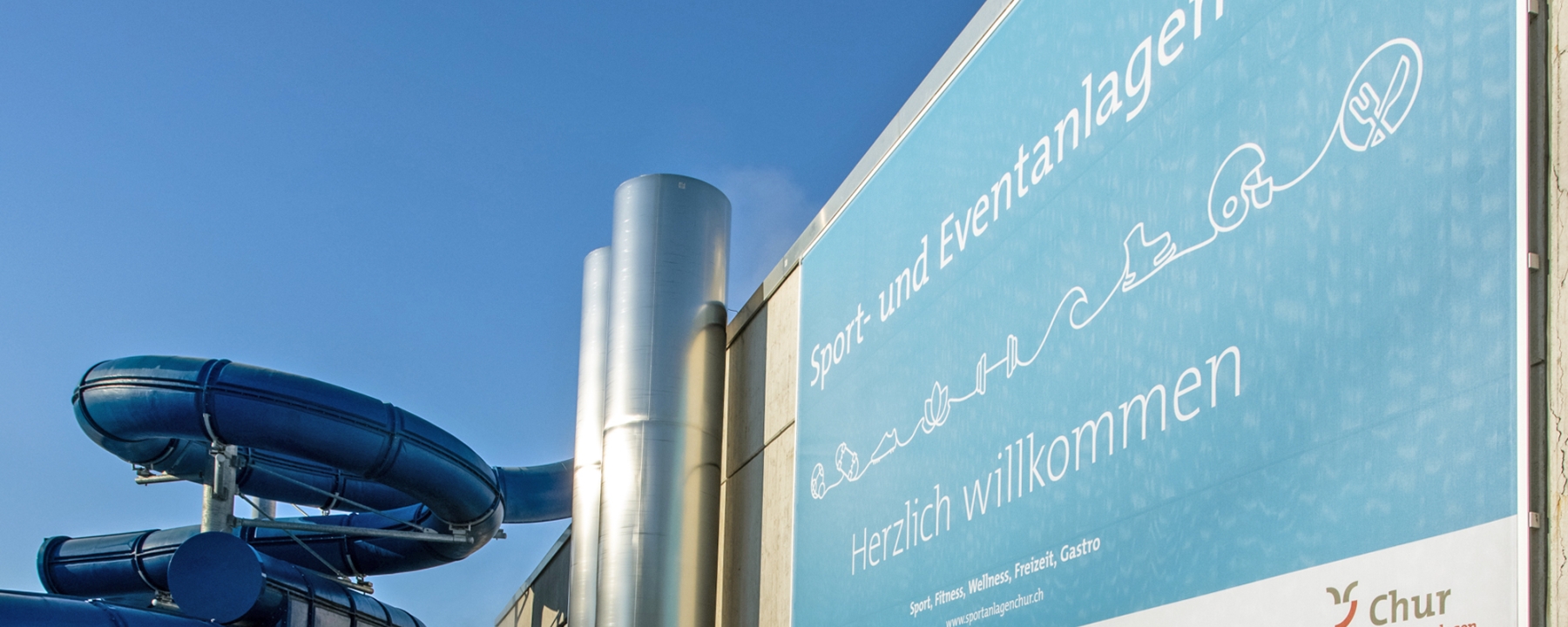 Sportanlagen Frontansicht im Winter