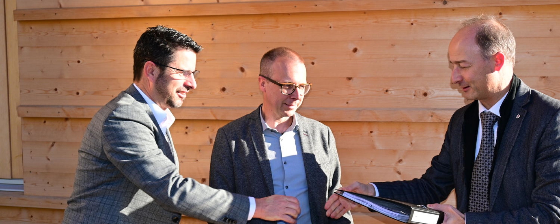 Verträge Eisball unterzeichnet, Clemen Bühler, Reto Hörler, hrs, Stadtpräsident Urs Marti