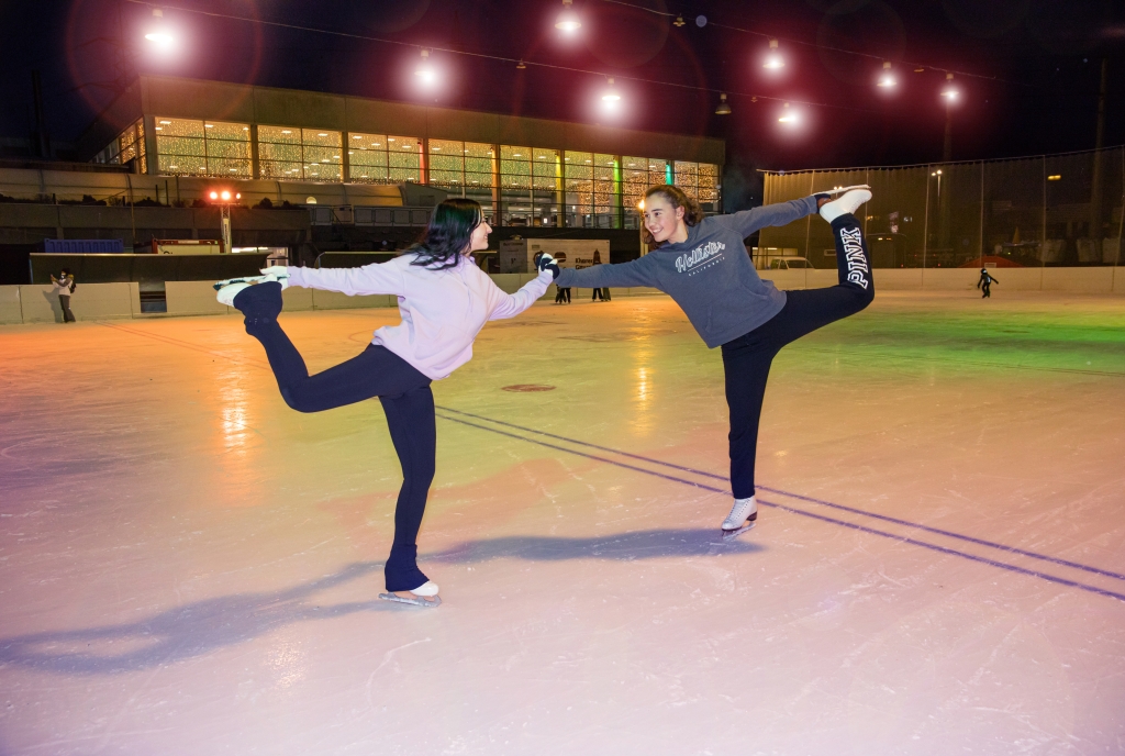Eiskunstläuferinnen abends auf dem Ausseneisfeld Obere Au Chur