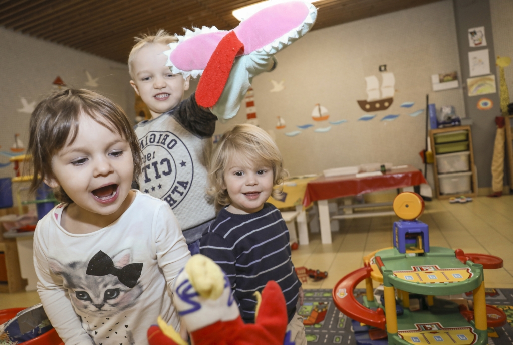 Kinder im Kinderhort in den Sportanlagen Obere Au