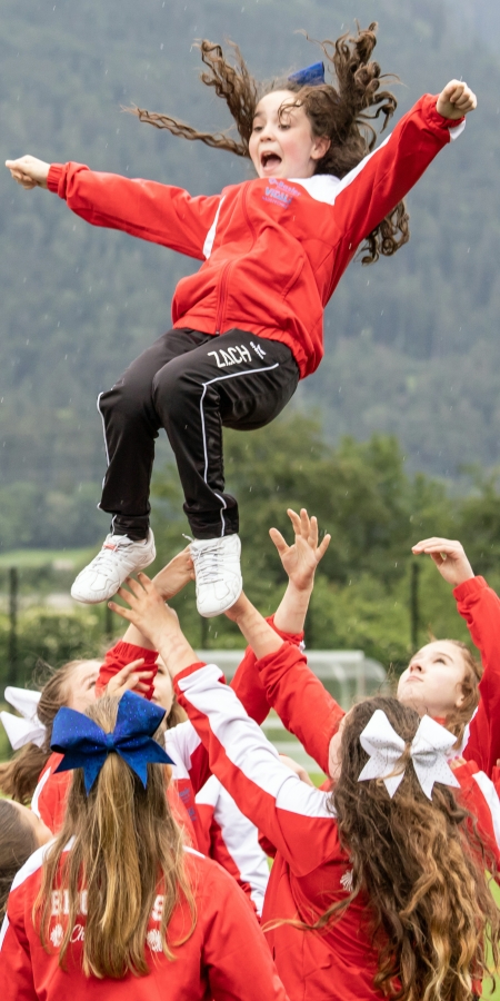 Cheerleader auf dem Kunstrasenplatz Obere Au Chur