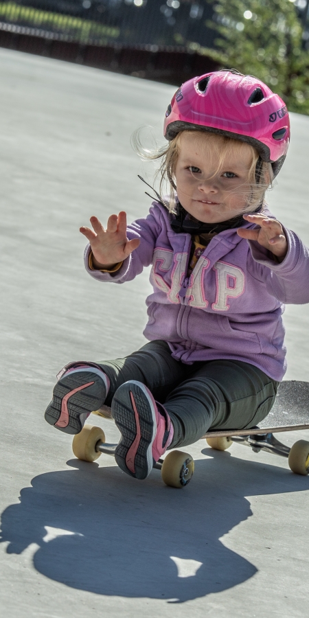 Mädchen im Skatepark