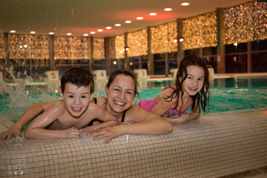 Familie im Hallenbad