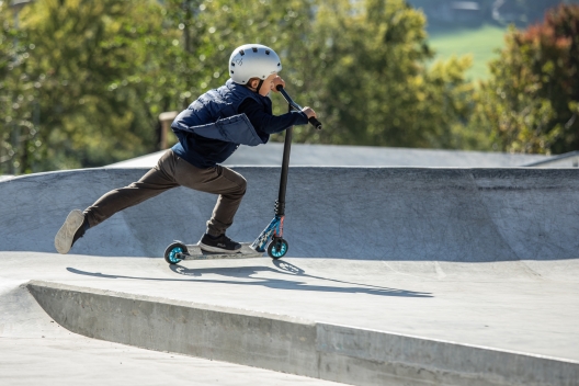Kind mit Trotti im Skatepark Obere Au Chur
