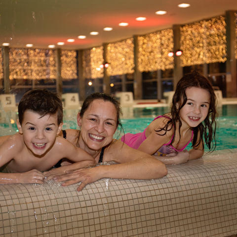Familie im Hallenbad