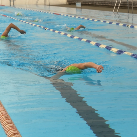 Schwimmer in der Traglufthalle Obere Au Chur