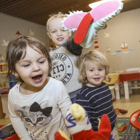 Kinder im Kinderhort in den Sportanlagen Obere Au