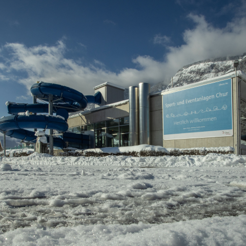 Sportanlagen Frontansicht im Winter