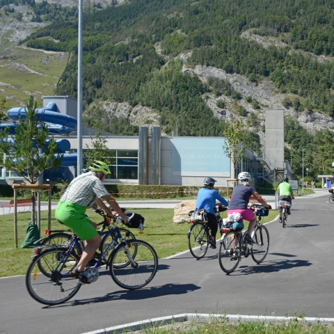 Fahrradfahrer kommen bei den Sportanlagen an