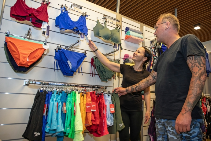 Kunden im Sportartikelshop Obere Au Chur