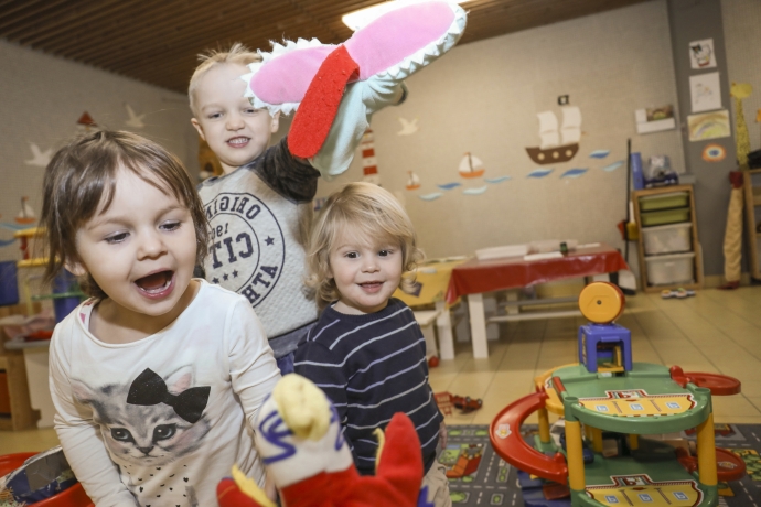 Kinder im Kinderhort in den Sportanlagen Obere Au