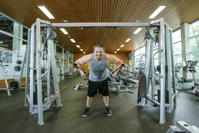 Sportler am Kabelzug im Fitnesscenter Obere Au Chur