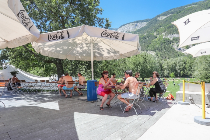 Badegäste gniessen Snacks beim Take Away Obere Au Chur