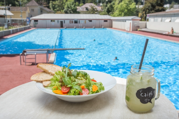 Gesunde Snacks und erfrischende Getränke im Bistro im Freibad Sand Chur