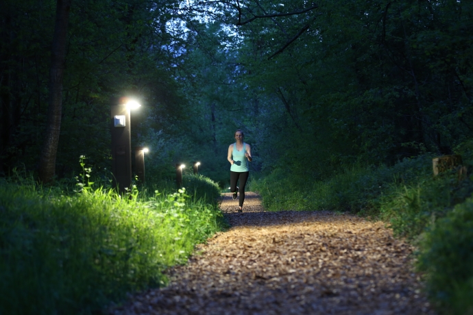 Joggerin auf der Finnenbahn Obere Au Chur
