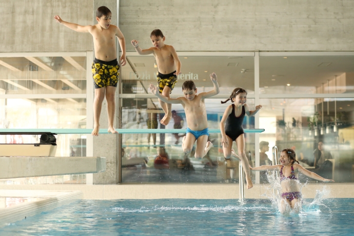 Sprungbrett mit Kindern im Hallenbad Obere Au