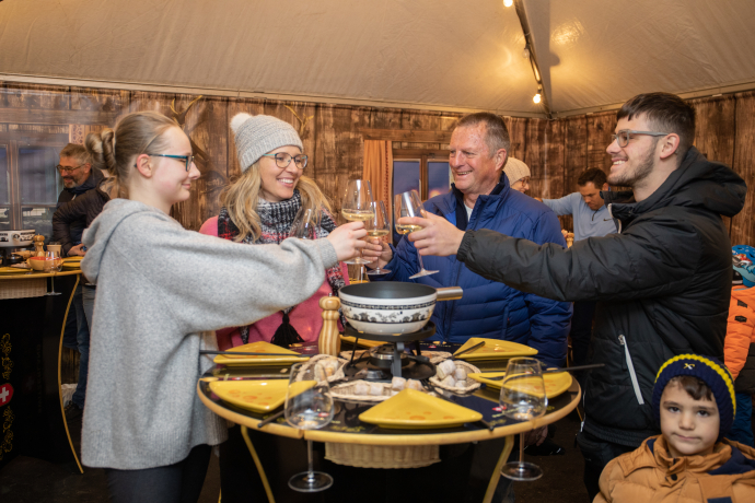 Fondueplausch Gruppe beim Gnusswaga Eisfeld Quader Chur, © Foto Bollhalder Fondueplausch Gruppe beim Gnusswaga Eisfeld Quader Chur