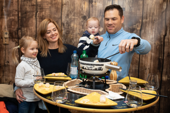 Fondueplausch Familie beim Gnusswaga Eisfeld Quader Chur, © Foto Bollhalder Fondueplausch Familie beim Gnusswaga Eisfeld Quader Chur