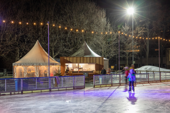 Khurer Gnusswaga abends beim Eisfeld Quader Chur, © Foto Bollhalder Khurer Gnusswaga abends beim Eisfeld Quader Chur