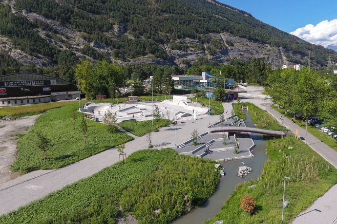 Gelände der Sportanlagen mit Mühlbach, Skatepark, Hallenstadion
