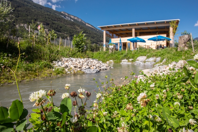 Boccia Clubrestaurant Terrasse mit Mühlbach